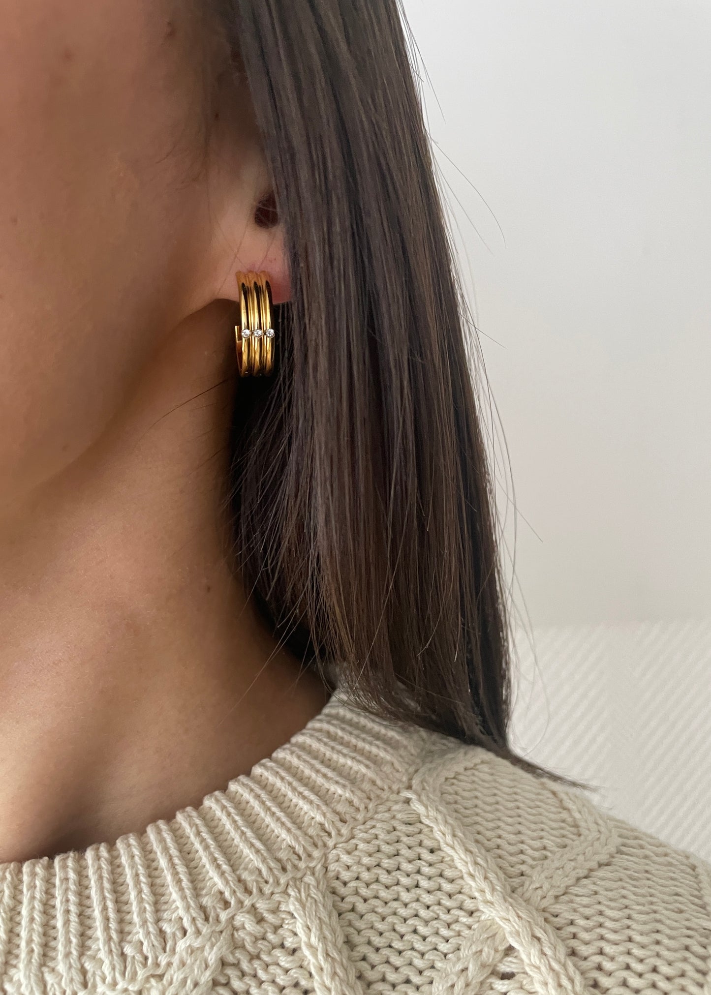 Sophia – Strukturierte Goldcreolen mit Zirkonia – 18K Vergoldet (20mm)