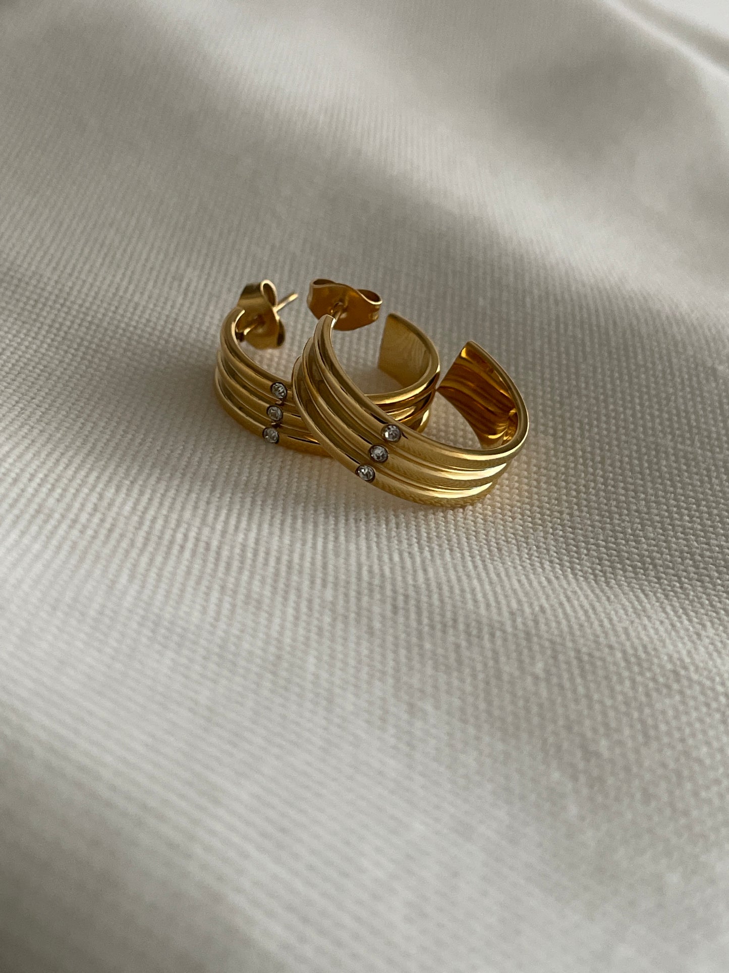 Sophia – Strukturierte Goldcreolen mit Zirkonia – 18K Vergoldet (20mm)