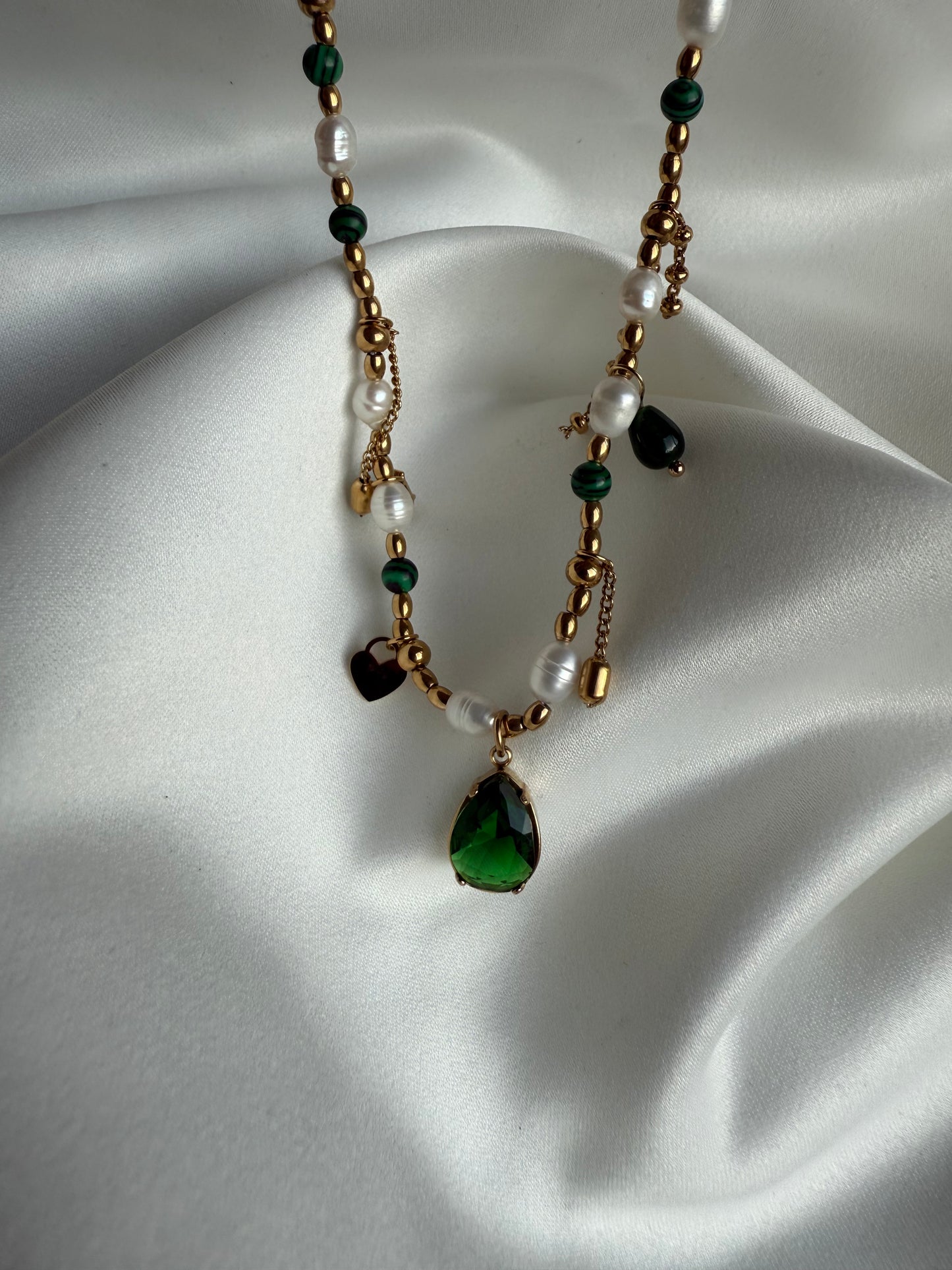 Élégance Jardin: Old Money Style Necklace with Natural Stones, Freshwater Pearls & Green Zircon