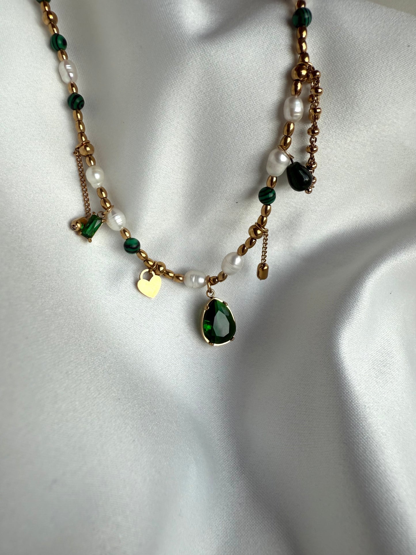 Élégance Jardin: Old Money Style Necklace with Natural Stones, Freshwater Pearls & Green Zircon