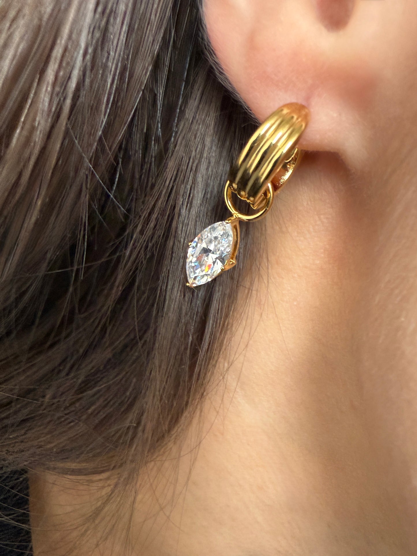 LUXUS 2-in-1 Creole – Robuste Gold-Ohrringe aus Edelstahl mit abnehmbarem Zirkonia-Tropfen, Hypoallergen & Wasserfest, Marquise Dangle