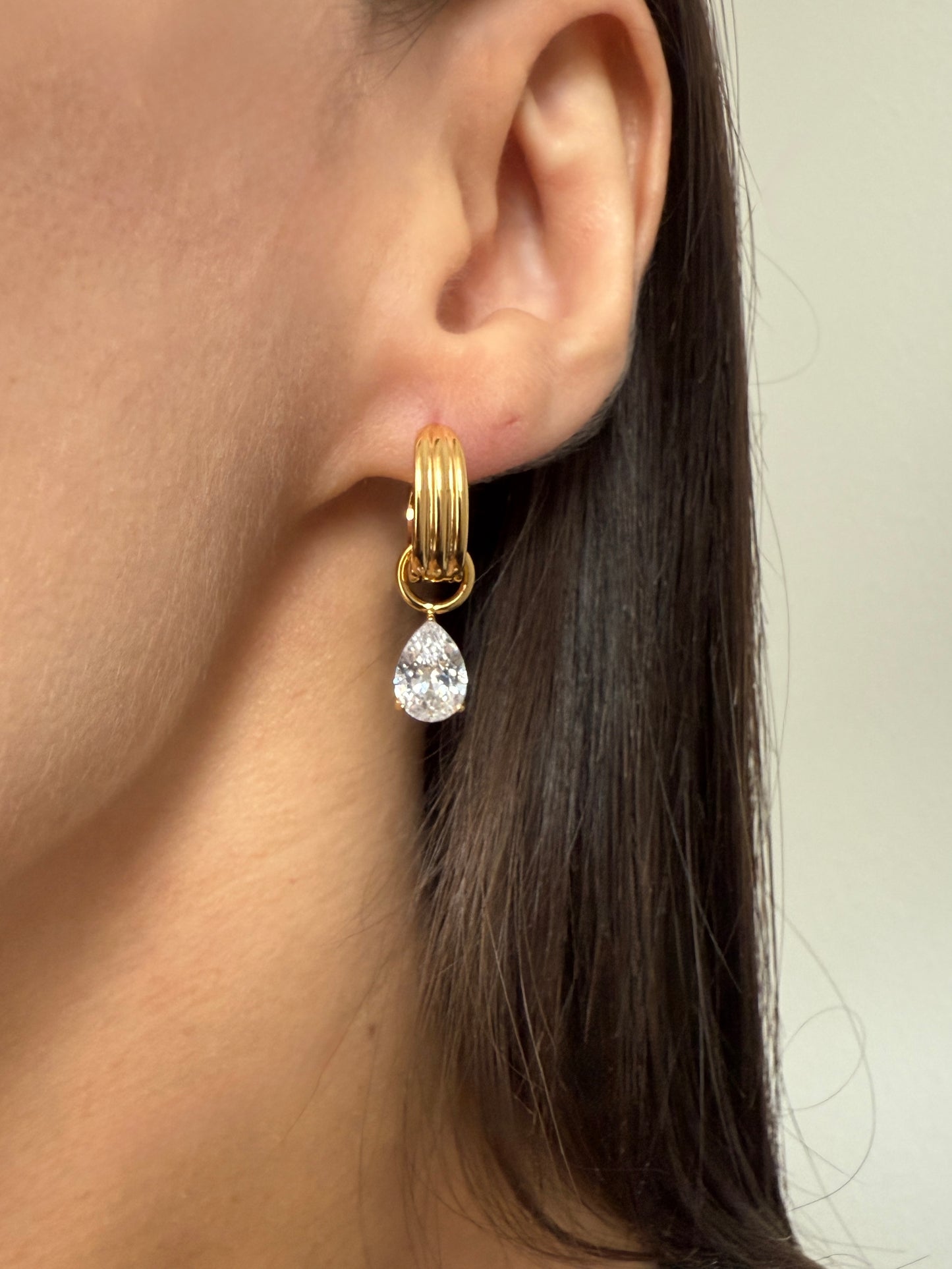 LUXUS 2-in-1 Creole – Robuste Gold-Ohrringe aus Edelstahl mit abnehmbarem Zirkonia-Tropfen, Hypoallergen & Wasserfest, Marquise Dangle