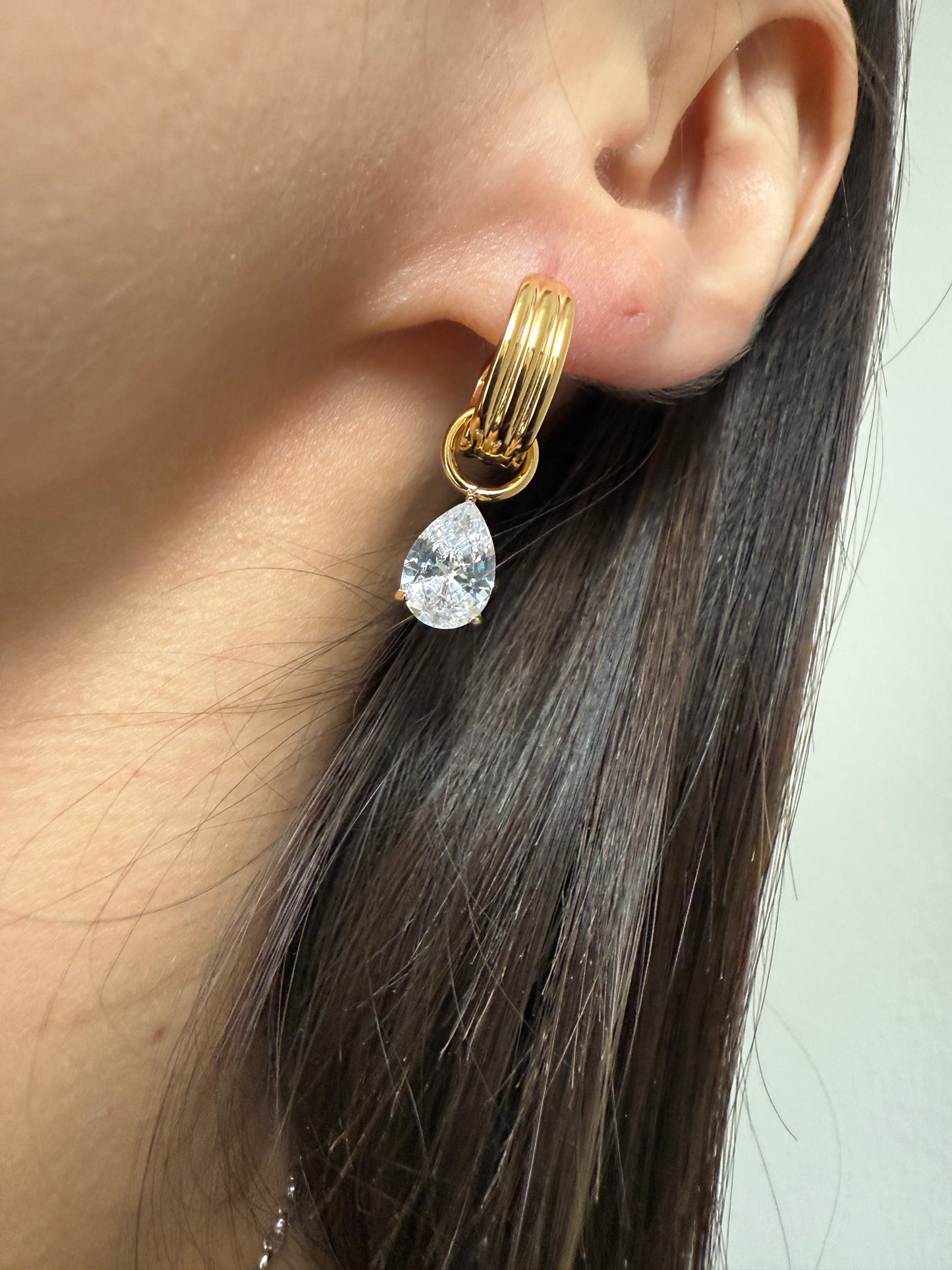 LUXUS 2-in-1 Creole – Robuste Gold-Ohrringe aus Edelstahl mit abnehmbarem Zirkonia-Tropfen, Hypoallergen & Wasserfest, Marquise Dangle