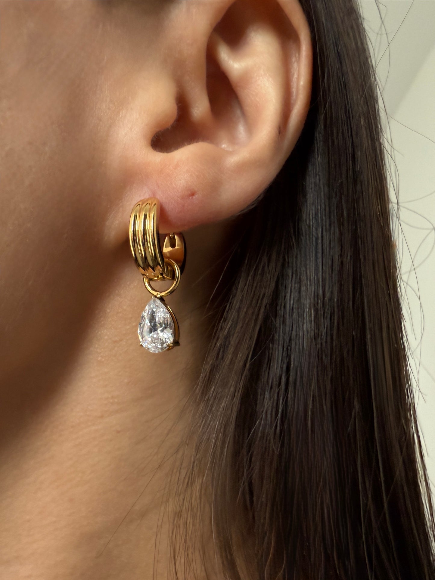 LUXUS 2-in-1 Creole – Robuste Gold-Ohrringe aus Edelstahl mit abnehmbarem Zirkonia-Tropfen, Hypoallergen & Wasserfest, Marquise Dangle