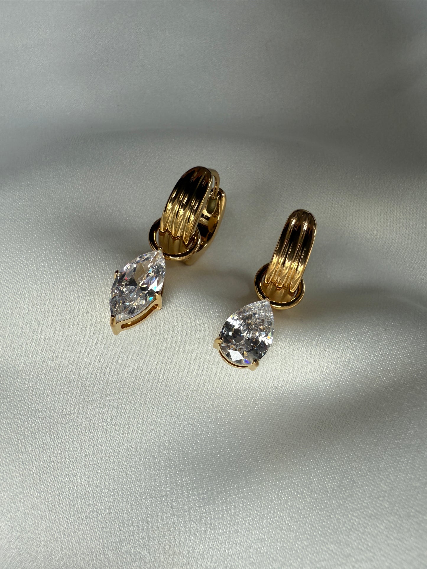 LUXUS 2-in-1 Creole – Robuste Gold-Ohrringe aus Edelstahl mit abnehmbarem Zirkonia-Tropfen, Hypoallergen & Wasserfest, Marquise Dangle