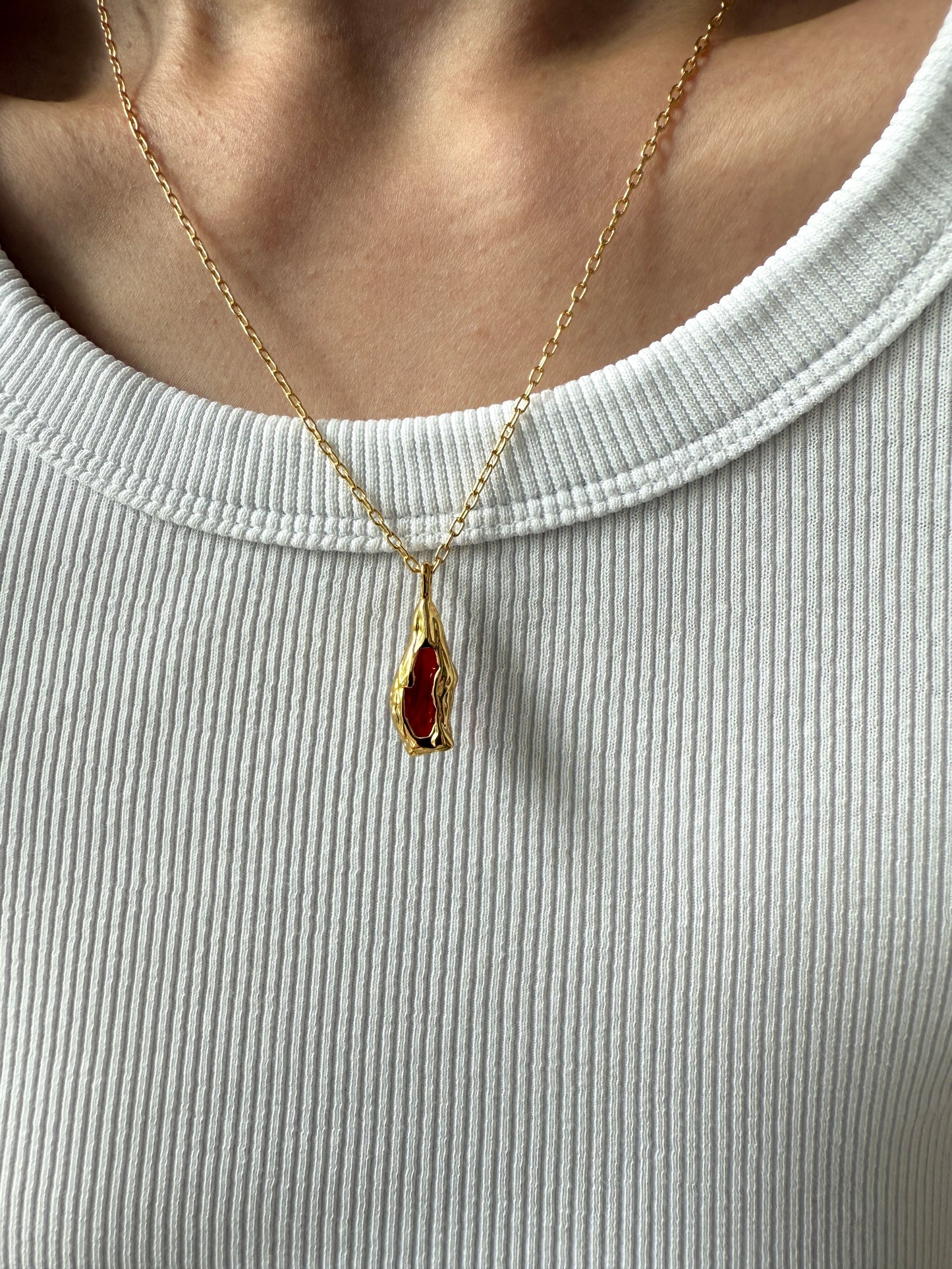 Beausancy Lava-Herz Collier, 18k Vergoldete Halskette mit rotem Edelstein, Asymmetrisches Design