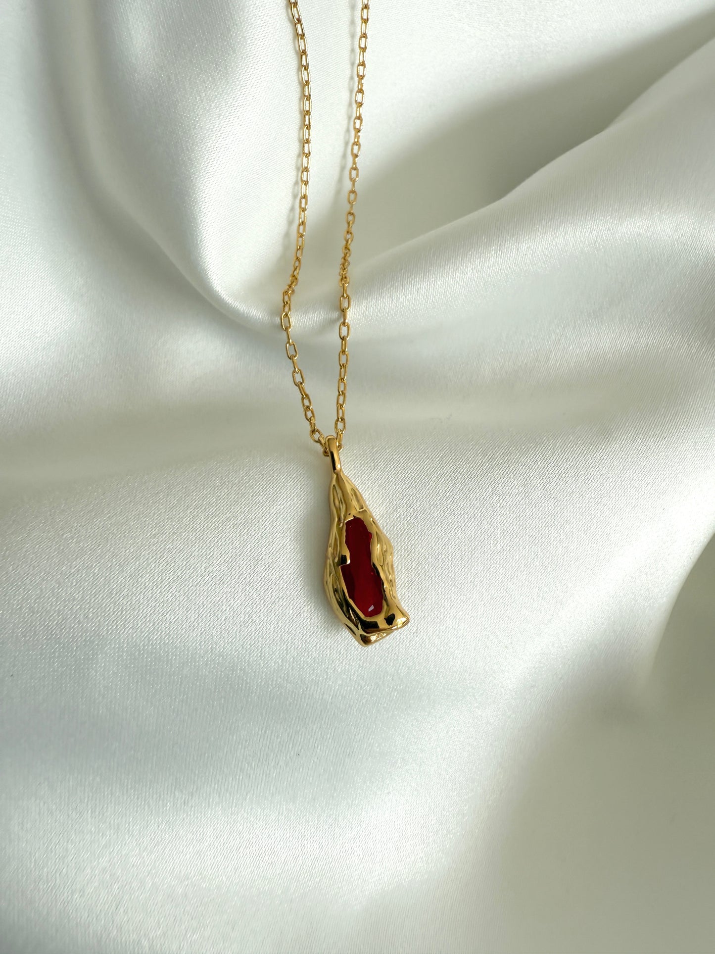 Beausancy Lava-Herz Collier, 18k Vergoldete Halskette mit rotem Edelstein, Asymmetrisches Design