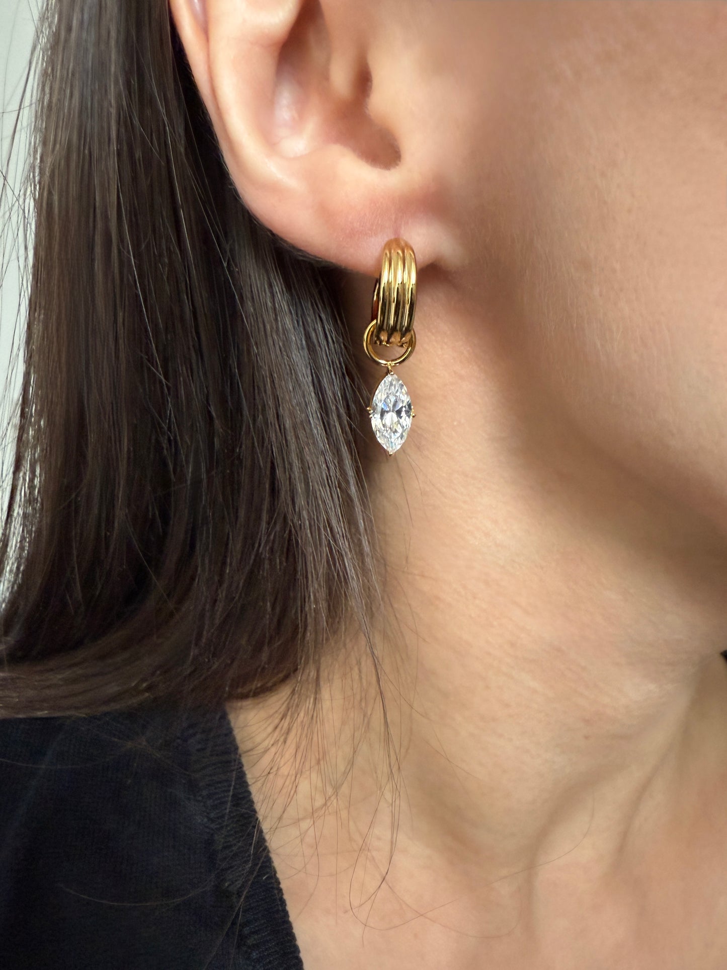 LUXUS 2-in-1 Creole – Robuste Gold-Ohrringe aus Edelstahl mit abnehmbarem Zirkonia-Tropfen, Hypoallergen & Wasserfest, Marquise Dangle