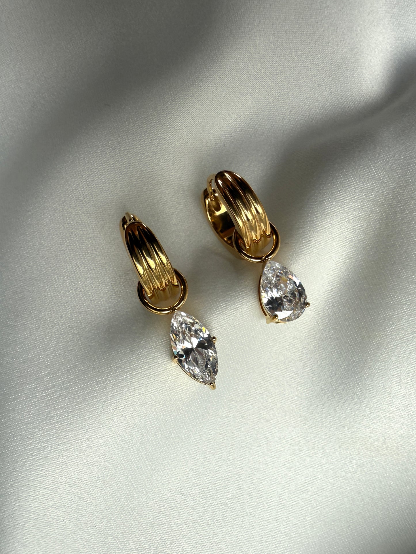 LUXUS 2-in-1 Creole – Robuste Gold-Ohrringe aus Edelstahl mit abnehmbarem Zirkonia-Tropfen, Hypoallergen & Wasserfest, Marquise Dangle