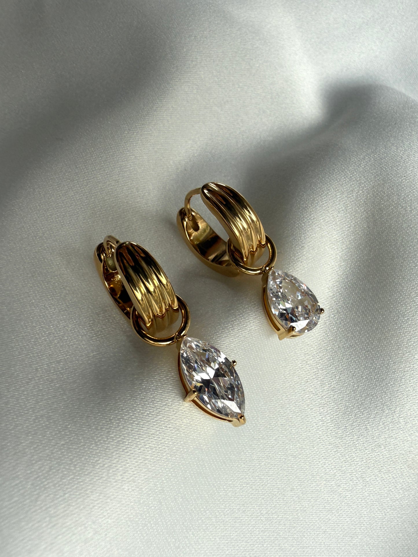 LUXUS 2-in-1 Creole – Robuste Gold-Ohrringe aus Edelstahl mit abnehmbarem Zirkonia-Tropfen, Hypoallergen & Wasserfest, Marquise Dangle