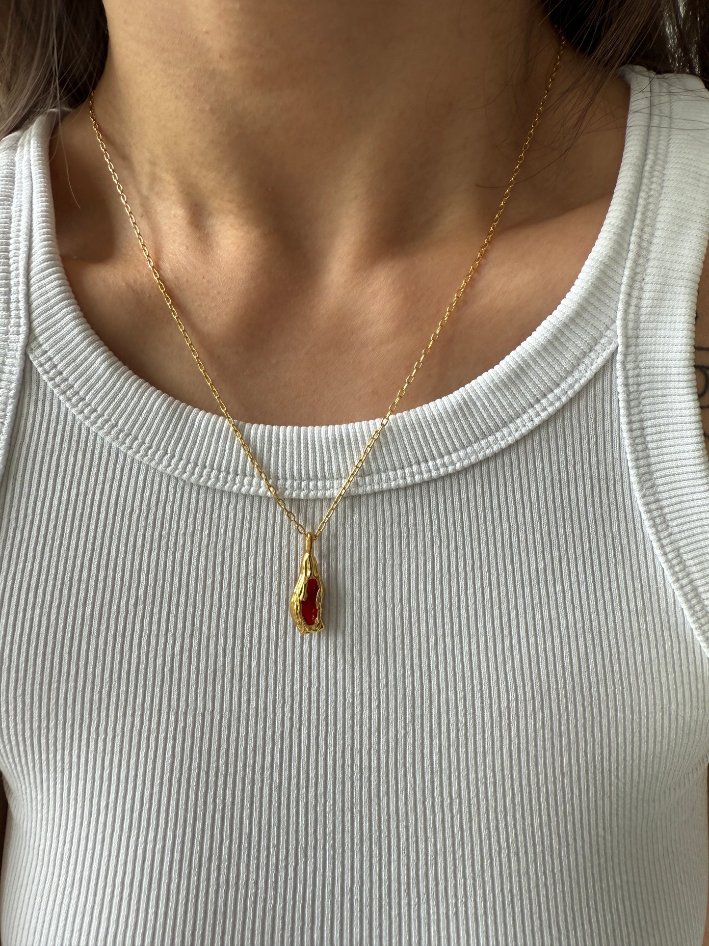 Beausancy Lava-Herz Collier, 18k Vergoldete Halskette mit rotem Edelstein, Asymmetrisches Design