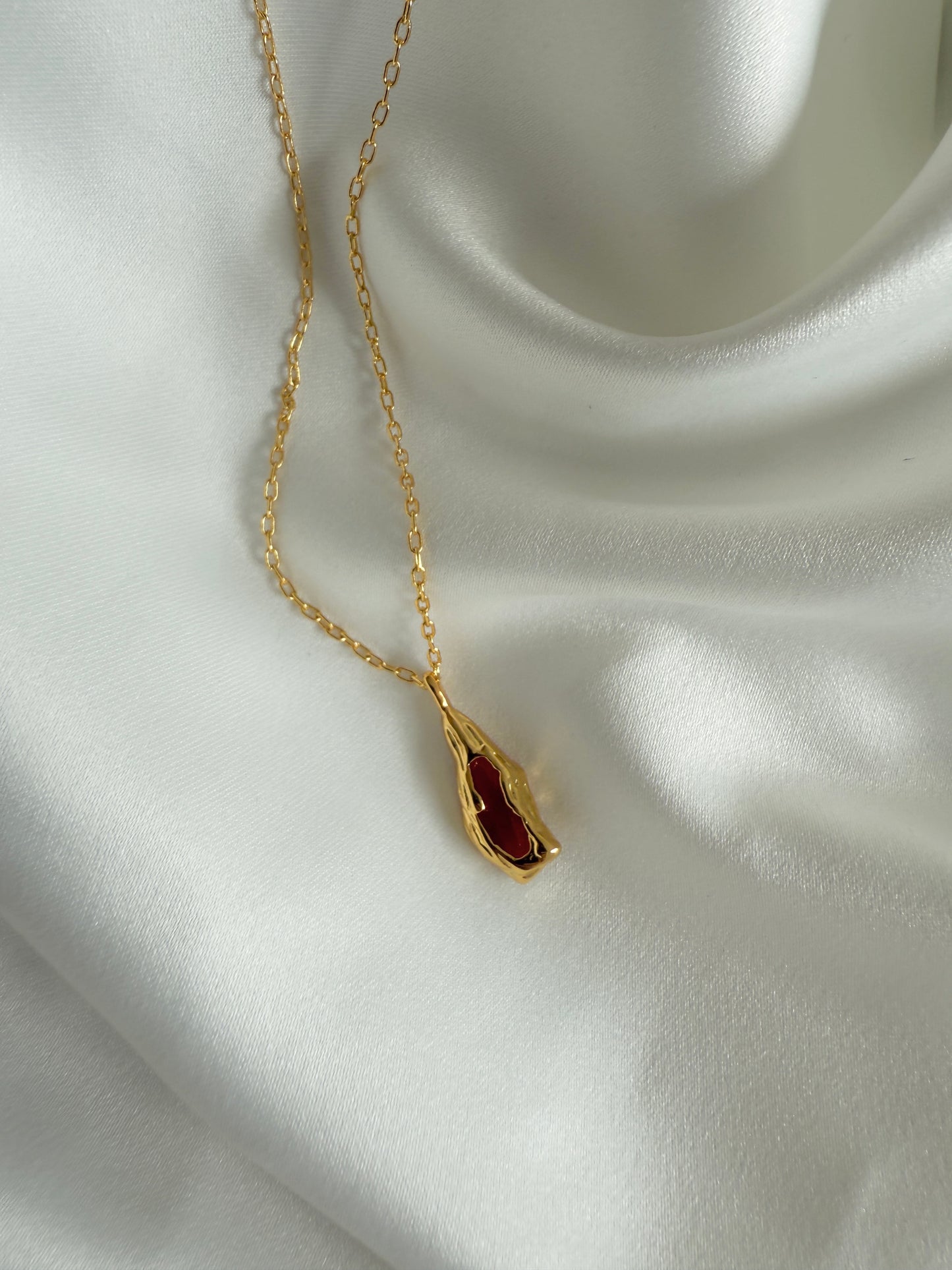 Beausancy Lava-Herz Collier, 18k Vergoldete Halskette mit rotem Edelstein, Asymmetrisches Design