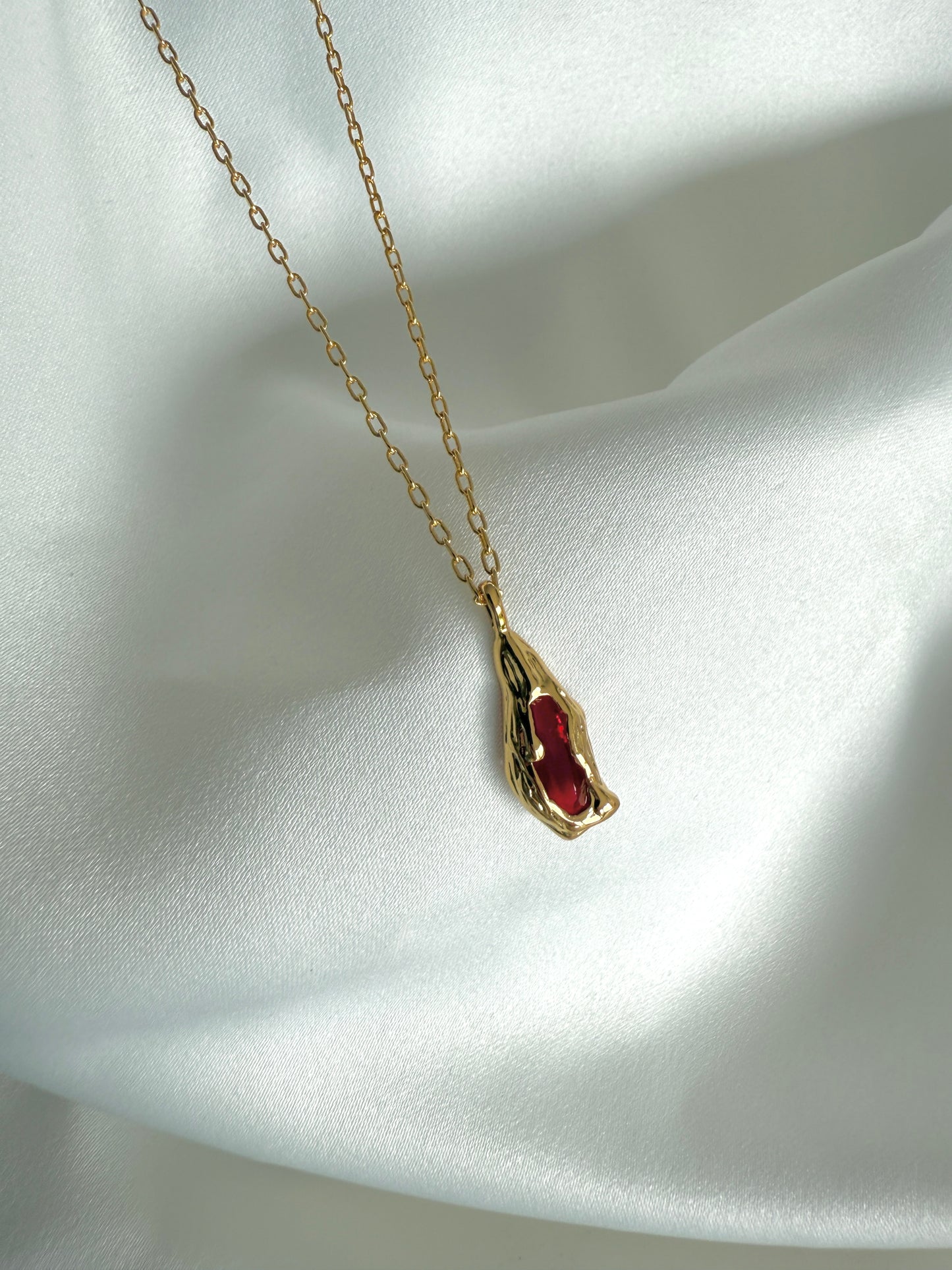 Beausancy Lava-Herz Collier, 18k Vergoldete Halskette mit rotem Edelstein, Asymmetrisches Design