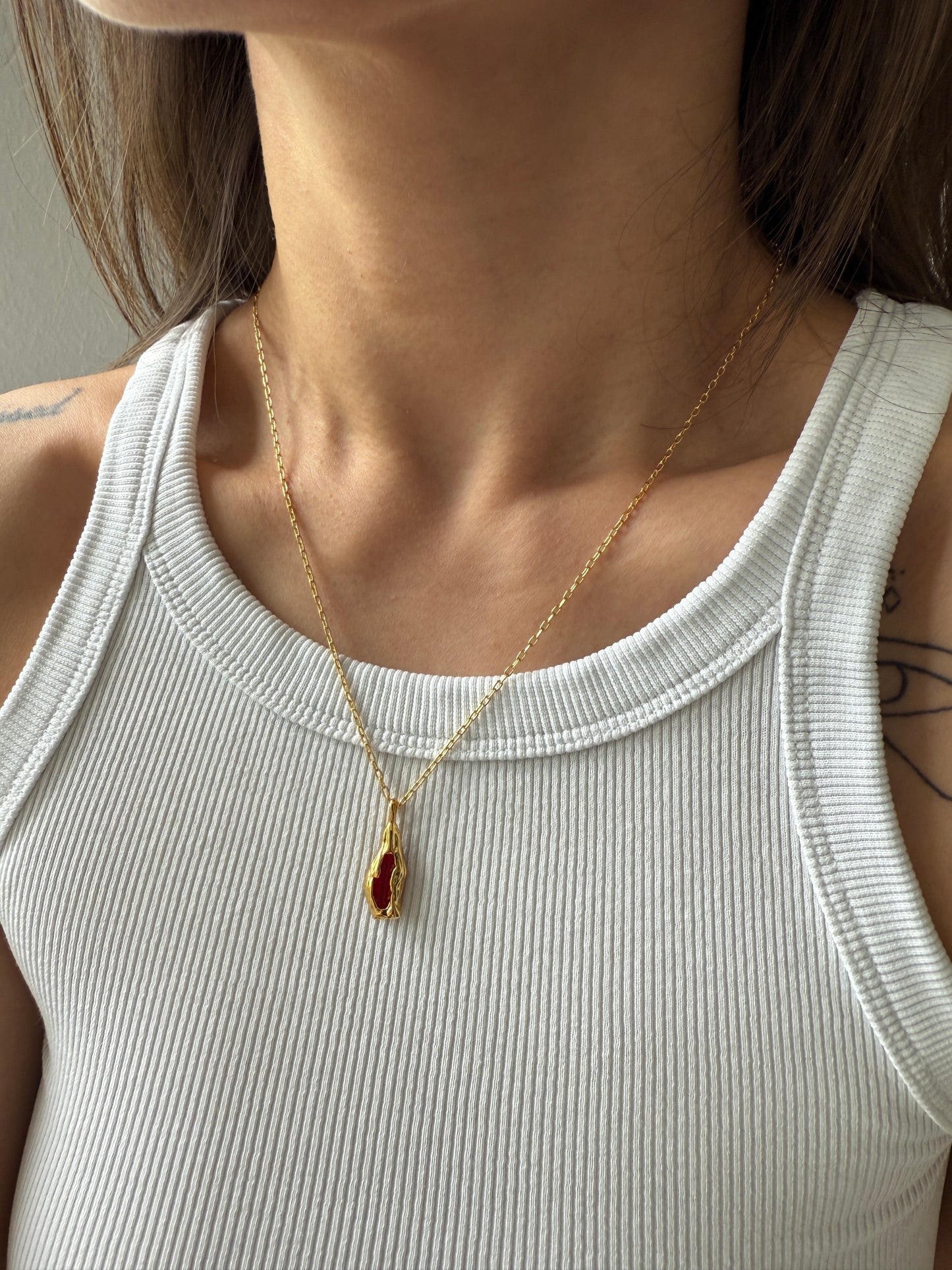 Beausancy Lava-Herz Collier, 18k Vergoldete Halskette mit rotem Edelstein, Asymmetrisches Design