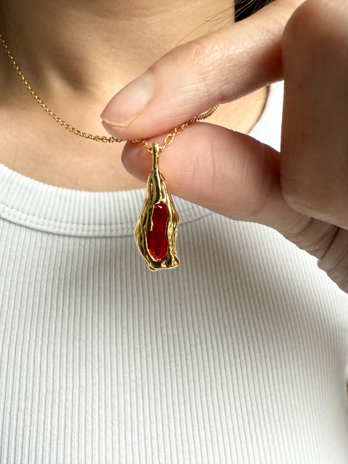 Beausancy Lava-Herz Collier, 18k Vergoldete Halskette mit rotem Edelstein, Asymmetrisches Design