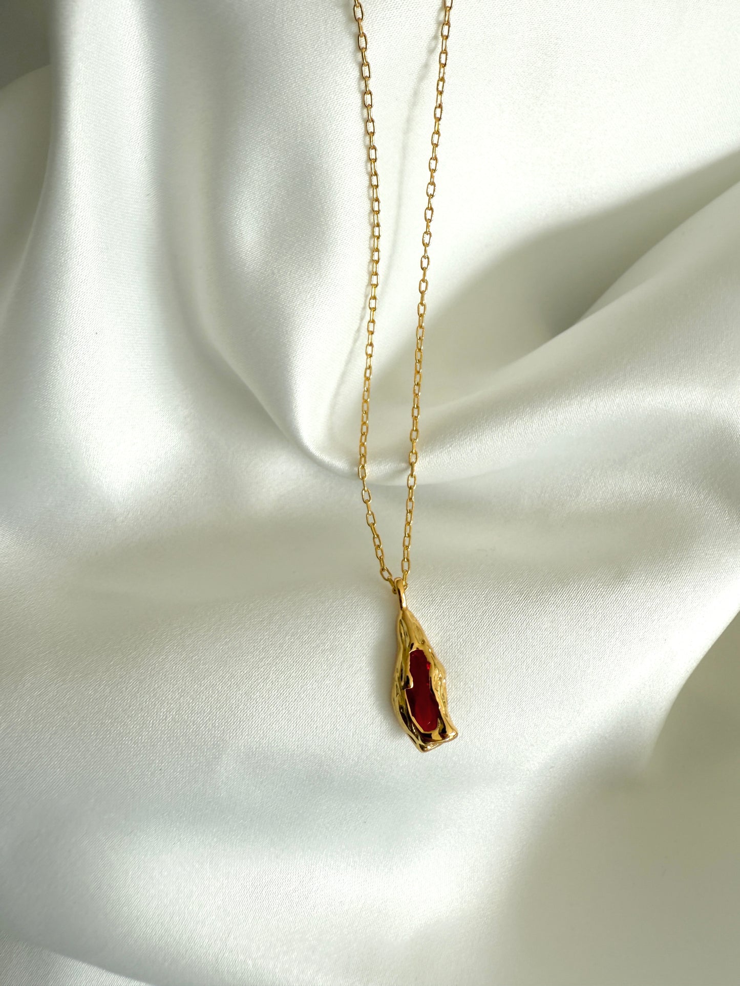 Beausancy Lava-Herz Collier, 18k Vergoldete Halskette mit rotem Edelstein, Asymmetrisches Design