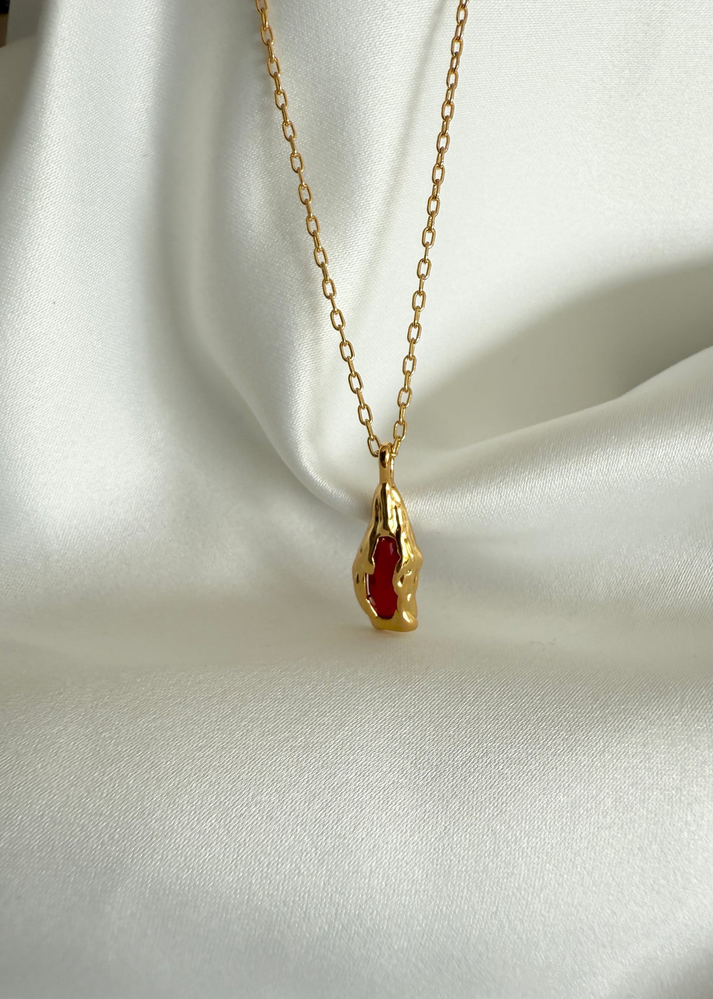 Beausancy Lava-Herz Collier, 18k Vergoldete Halskette mit rotem Edelstein, Asymmetrisches Design