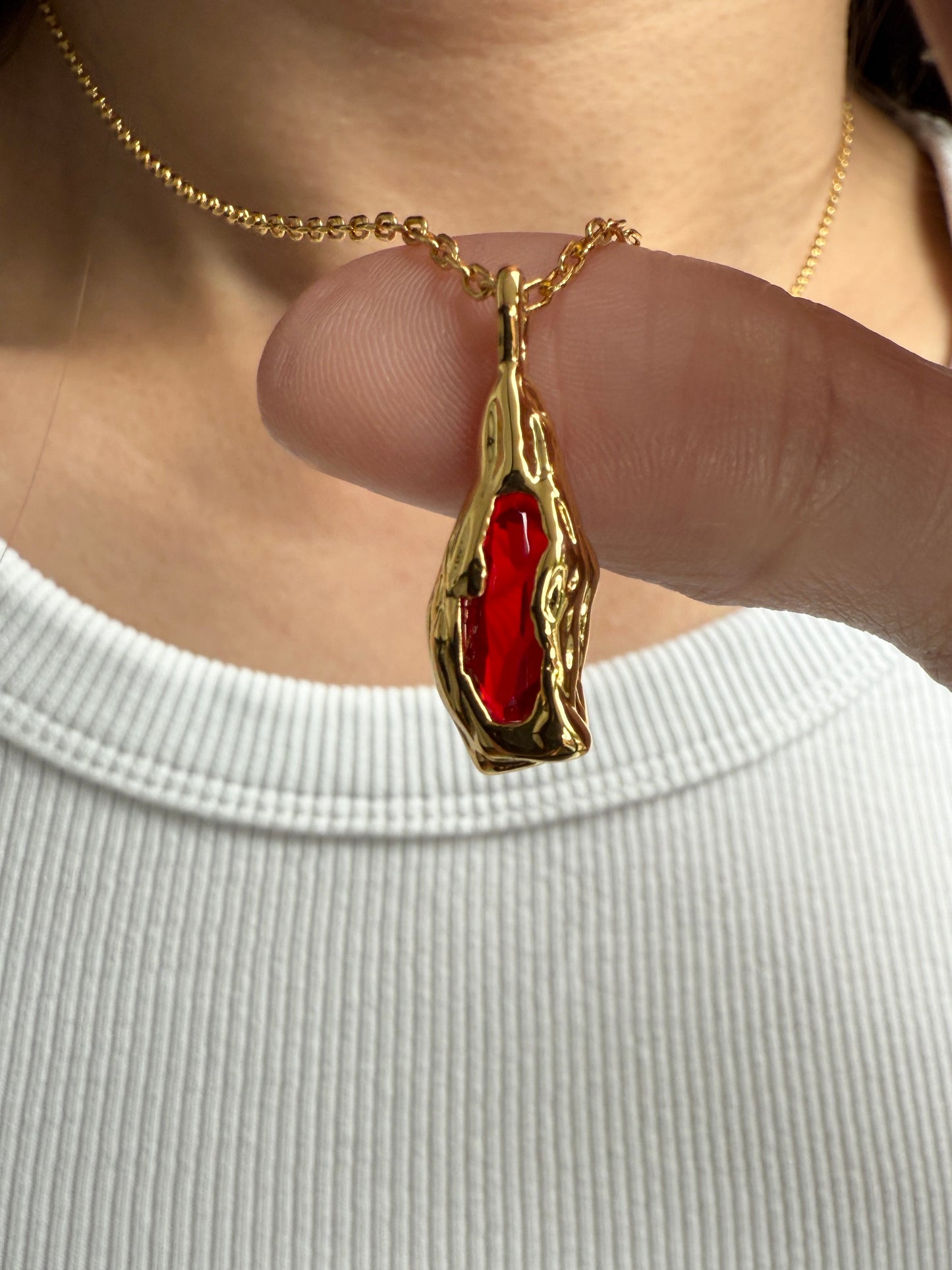 Beausancy Lava-Herz Collier, 18k Vergoldete Halskette mit rotem Edelstein, Asymmetrisches Design