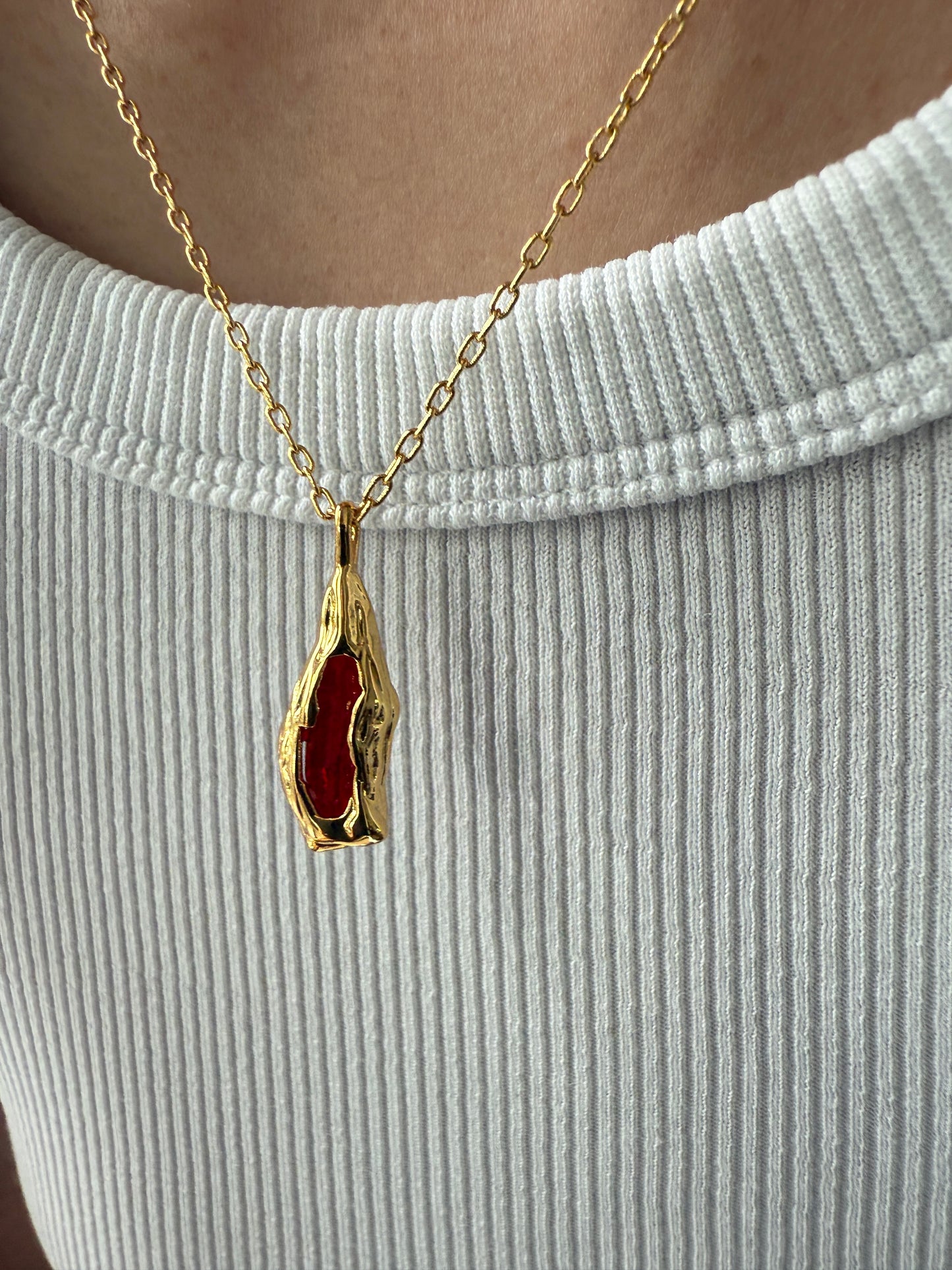 Beausancy Lava-Herz Collier, 18k Vergoldete Halskette mit rotem Edelstein, Asymmetrisches Design