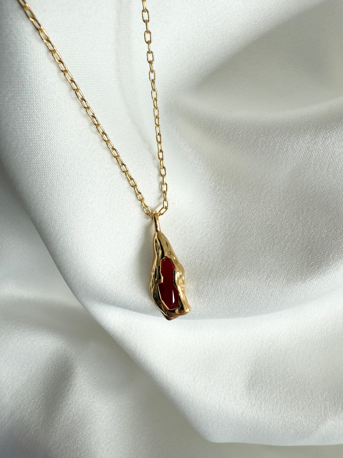 Beausancy Lava-Herz Collier, 18k Vergoldete Halskette mit rotem Edelstein, Asymmetrisches Design